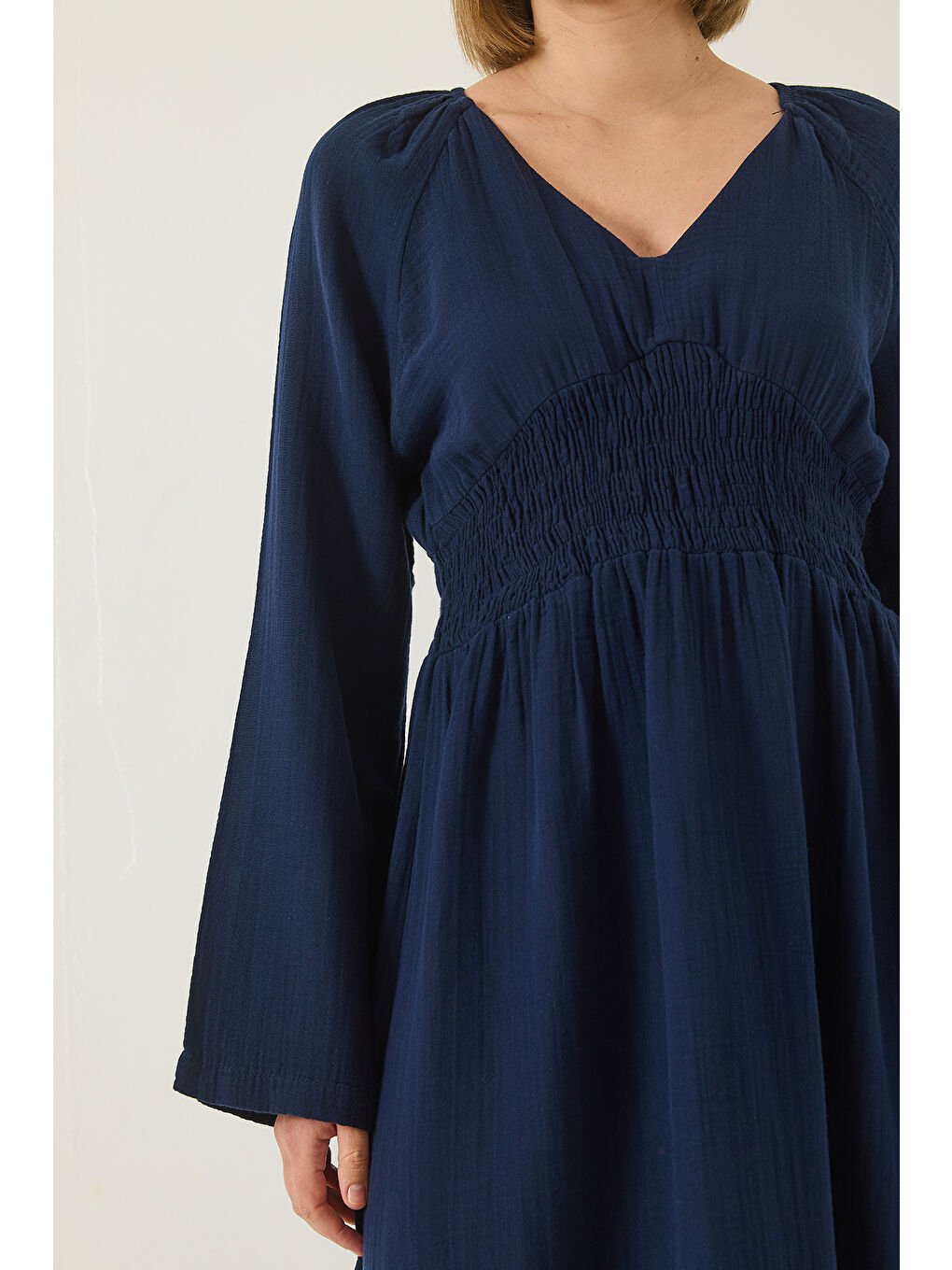 Lacivert Kadın V Yaka Beli Gipeli Geniş Kollu Yırtmaç Detaylı Uzun Pamuk Müslin Elbise-5