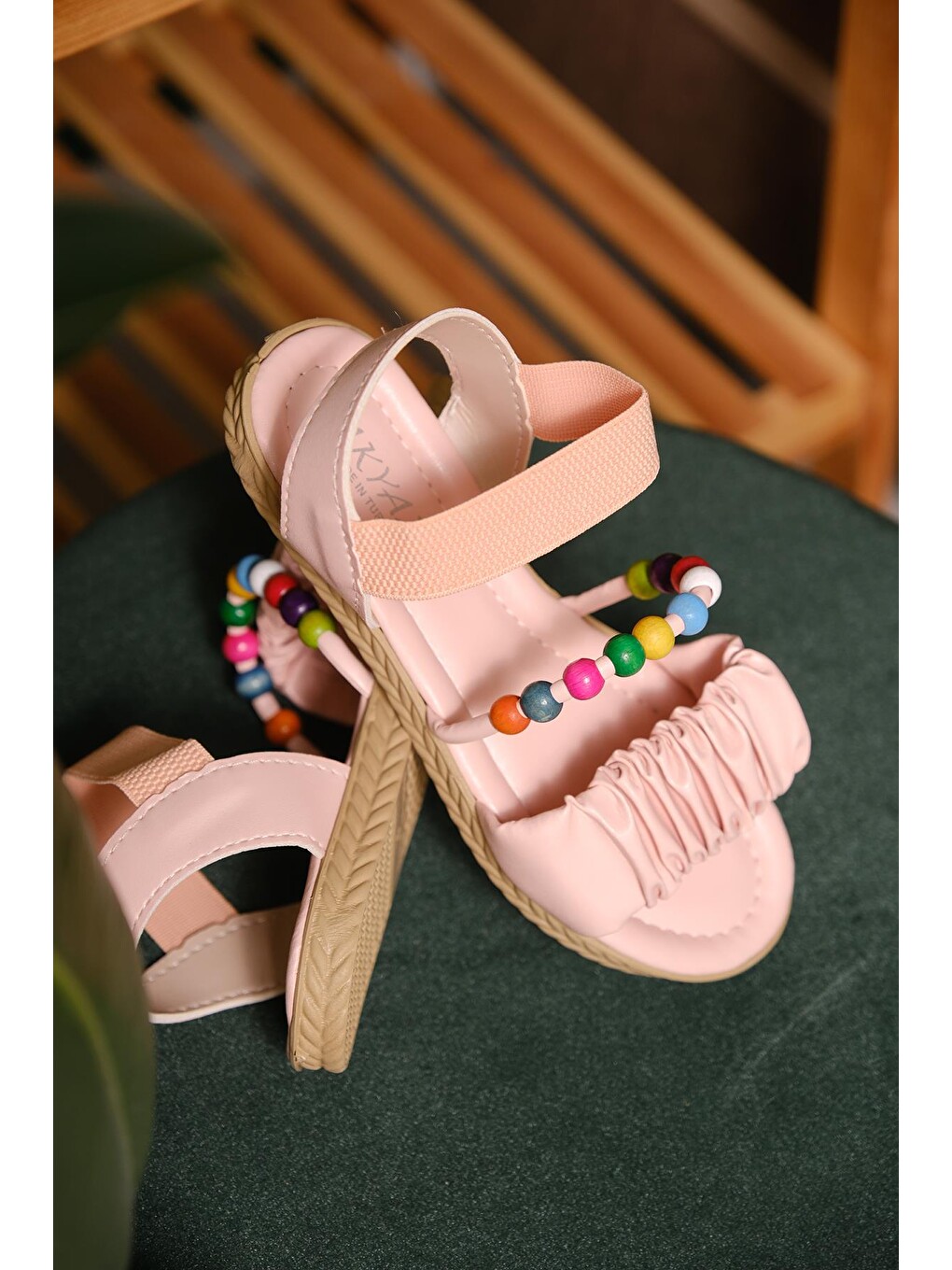 Pembe Elen Büzgülü Boncuk Detaylı Kadın Sandalet-1