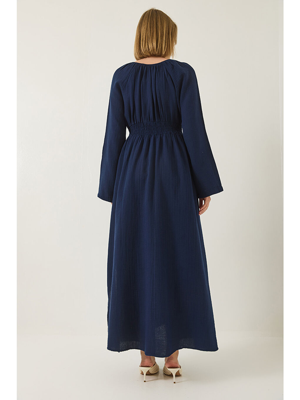 Lacivert Kadın V Yaka Beli Gipeli Geniş Kollu Yırtmaç Detaylı Uzun Pamuk Müslin Elbise-6