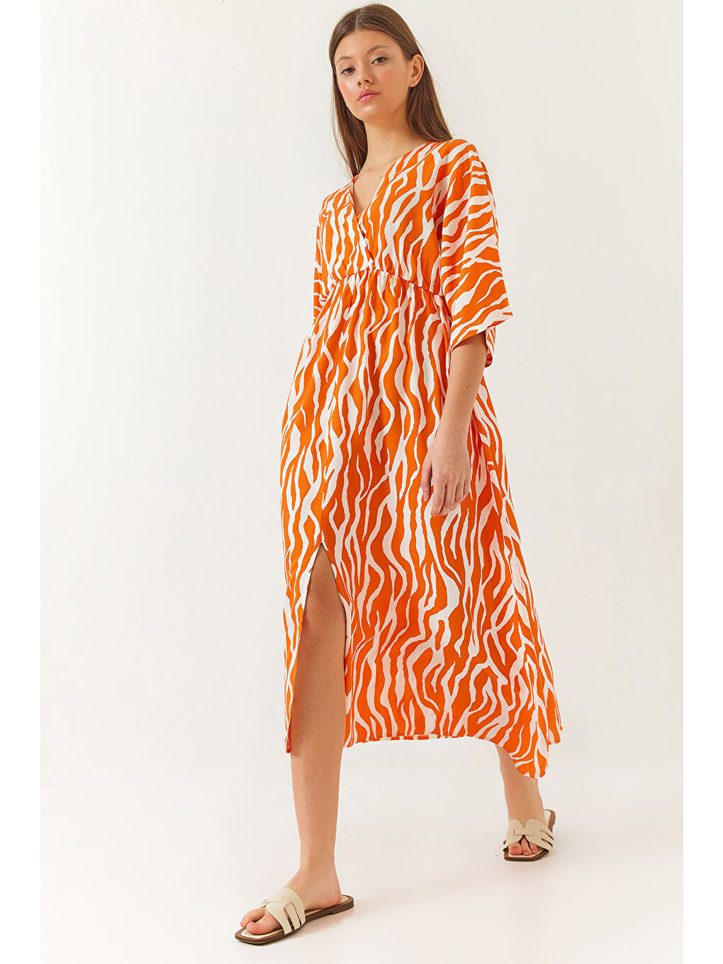 Turuncu Kadın Kruvaze V Yaka Önden Yırtmaç Detaylı Desenli Elbise