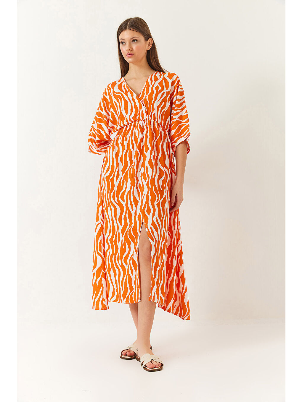 Turuncu Kadın Kruvaze V Yaka Önden Yırtmaç Detaylı Desenli Elbise-1