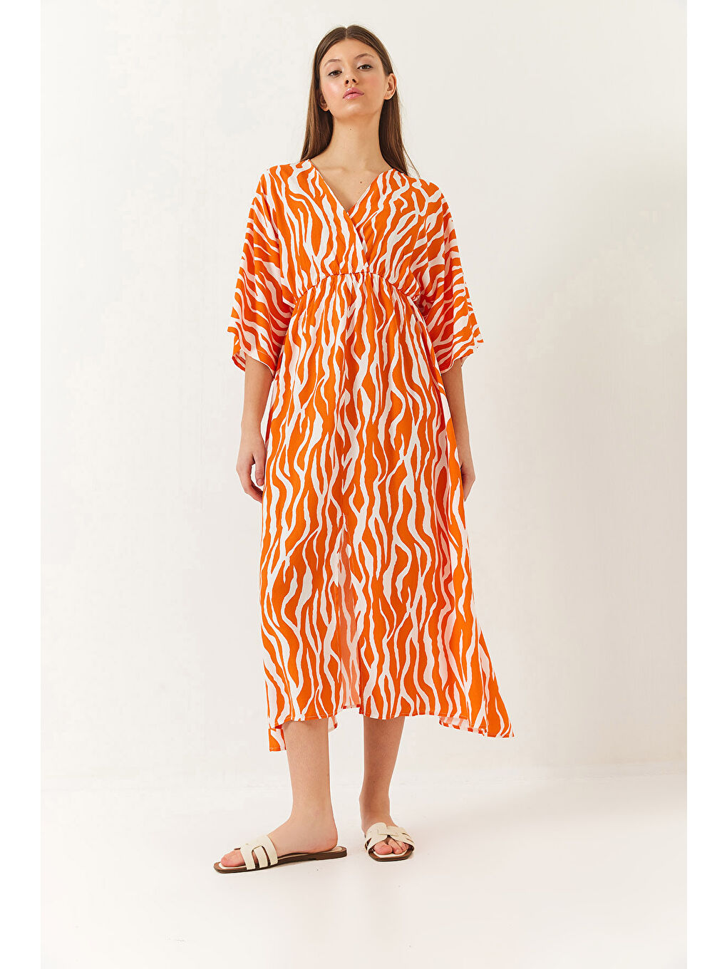 Turuncu Kadın Kruvaze V Yaka Önden Yırtmaç Detaylı Desenli Elbise-2