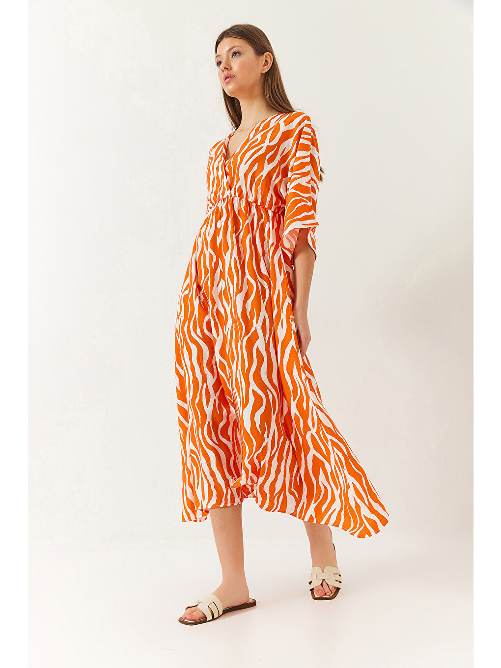 Turuncu Kadın Kruvaze V Yaka Önden Yırtmaç Detaylı Desenli Elbise-3