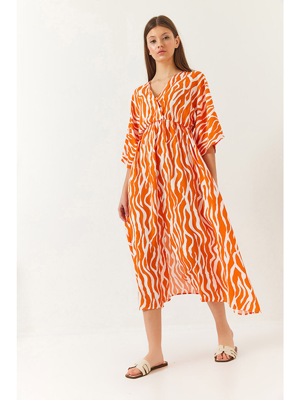 Turuncu Kadın Kruvaze V Yaka Önden Yırtmaç Detaylı Desenli Elbise-4