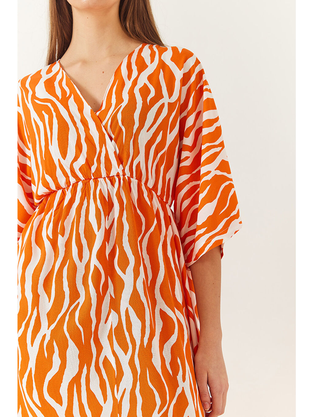 Turuncu Kadın Kruvaze V Yaka Önden Yırtmaç Detaylı Desenli Elbise-5