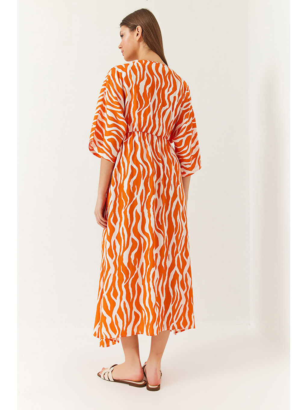 Turuncu Kadın Kruvaze V Yaka Önden Yırtmaç Detaylı Desenli Elbise-6