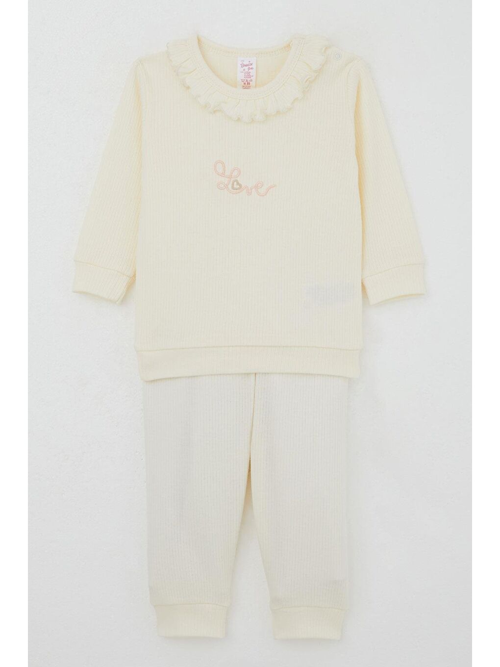 Ekru Kız Bebek Pijama Takımı Omuzdan Patlı Yaka Kısmı Fırfırlı Yazı Nakışlı Krem (4 Ay-1 Yaş)