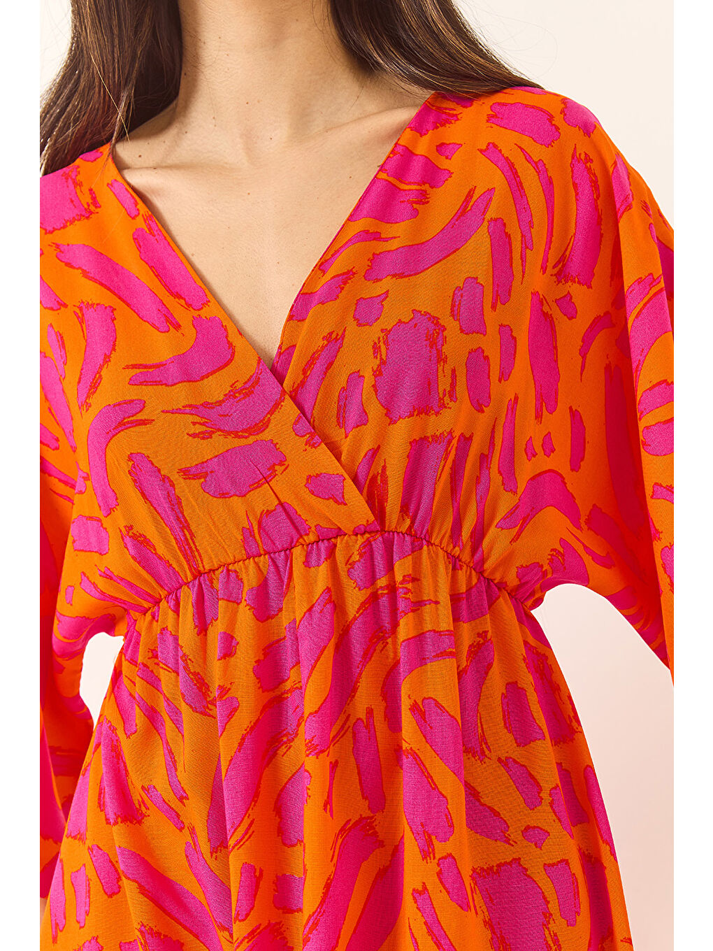 Turuncu Kadın Anvelop Yaka Beli Lastikli Desenli Yazlık Viskon Elbise-4