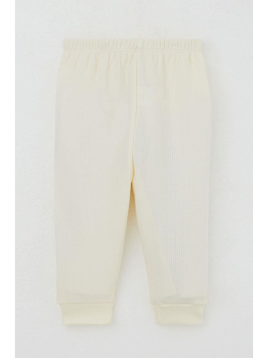 Ekru Kız Bebek Pijama Takımı Omuzdan Patlı Yaka Kısmı Fırfırlı Yazı Nakışlı Krem (4 Ay-1 Yaş)-2