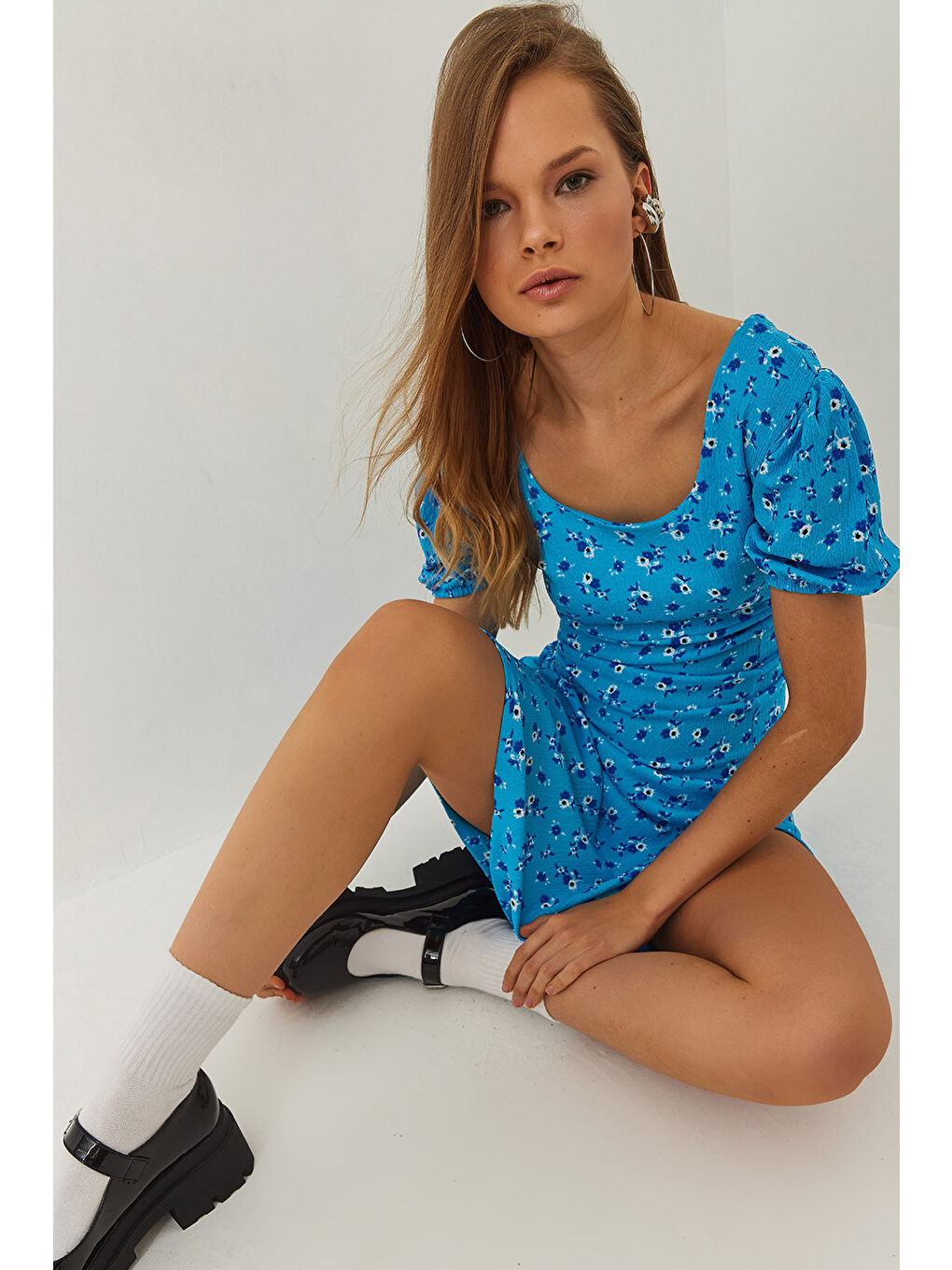 Mavi Kadın Sırt Detaylı Yırtmaçlı Kare Yaka Kısa Kollu Çiçek Desenli Elbise