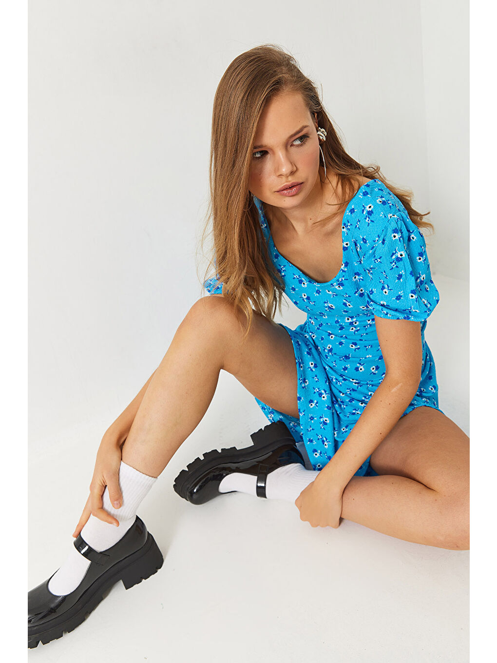 Mavi Kadın Sırt Detaylı Yırtmaçlı Kare Yaka Kısa Kollu Çiçek Desenli Elbise-1