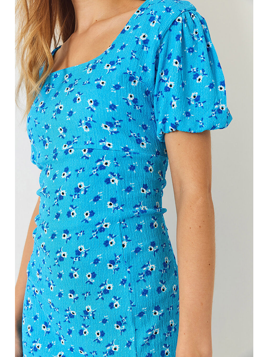 Mavi Kadın Sırt Detaylı Yırtmaçlı Kare Yaka Kısa Kollu Çiçek Desenli Elbise-6