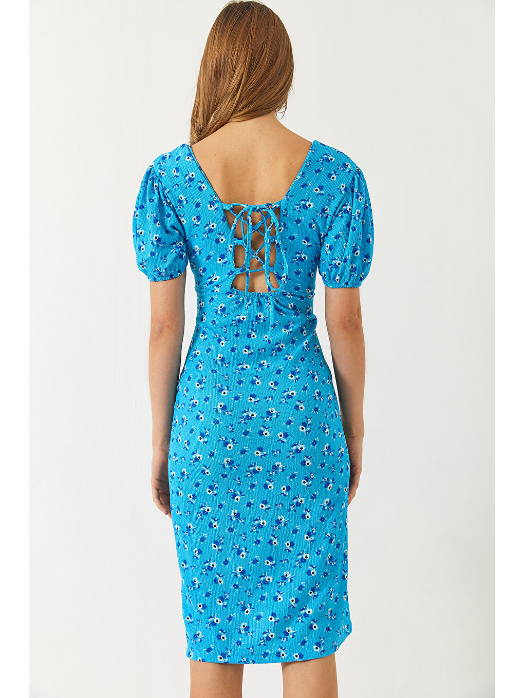 Mavi Kadın Sırt Detaylı Yırtmaçlı Kare Yaka Kısa Kollu Çiçek Desenli Elbise-7