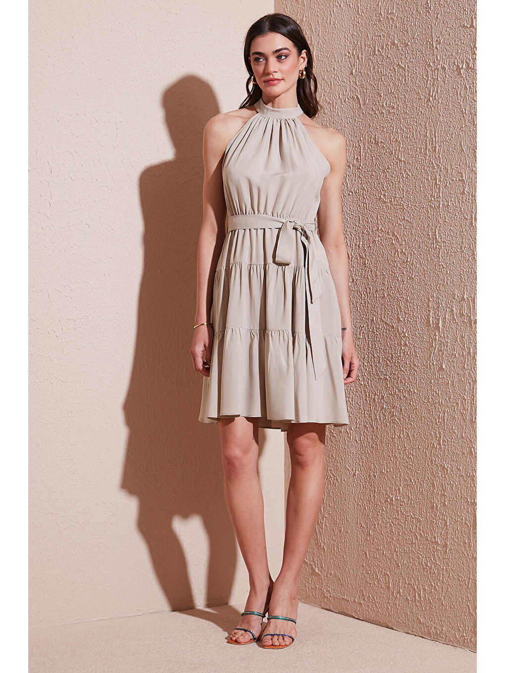 Bej Pileli Regular Fit Halter Yaka Mini Boy Kemerli Kadın Elbise 6772041-1