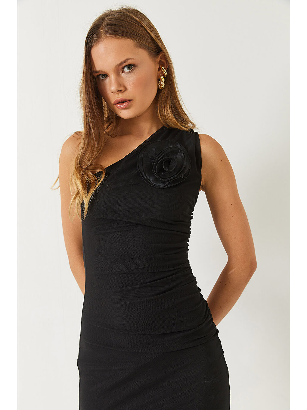 Siyah Kadın Astarlı Seyyar Gül Aksesuarlı Midi Boy Tül Elbise-2