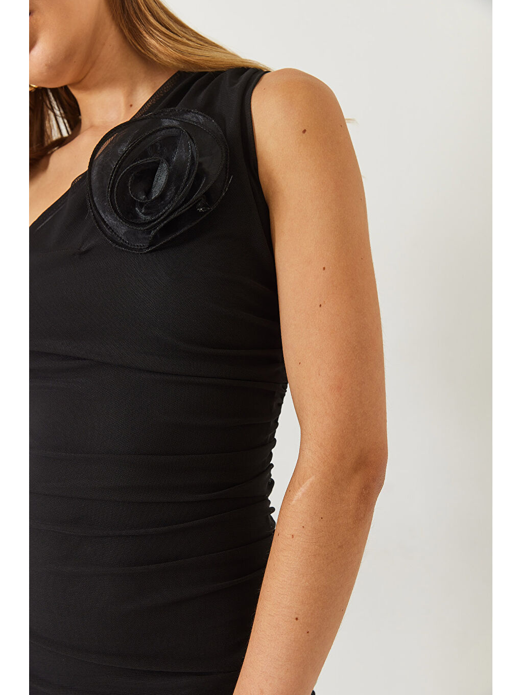 Siyah Kadın Astarlı Seyyar Gül Aksesuarlı Midi Boy Tül Elbise-5