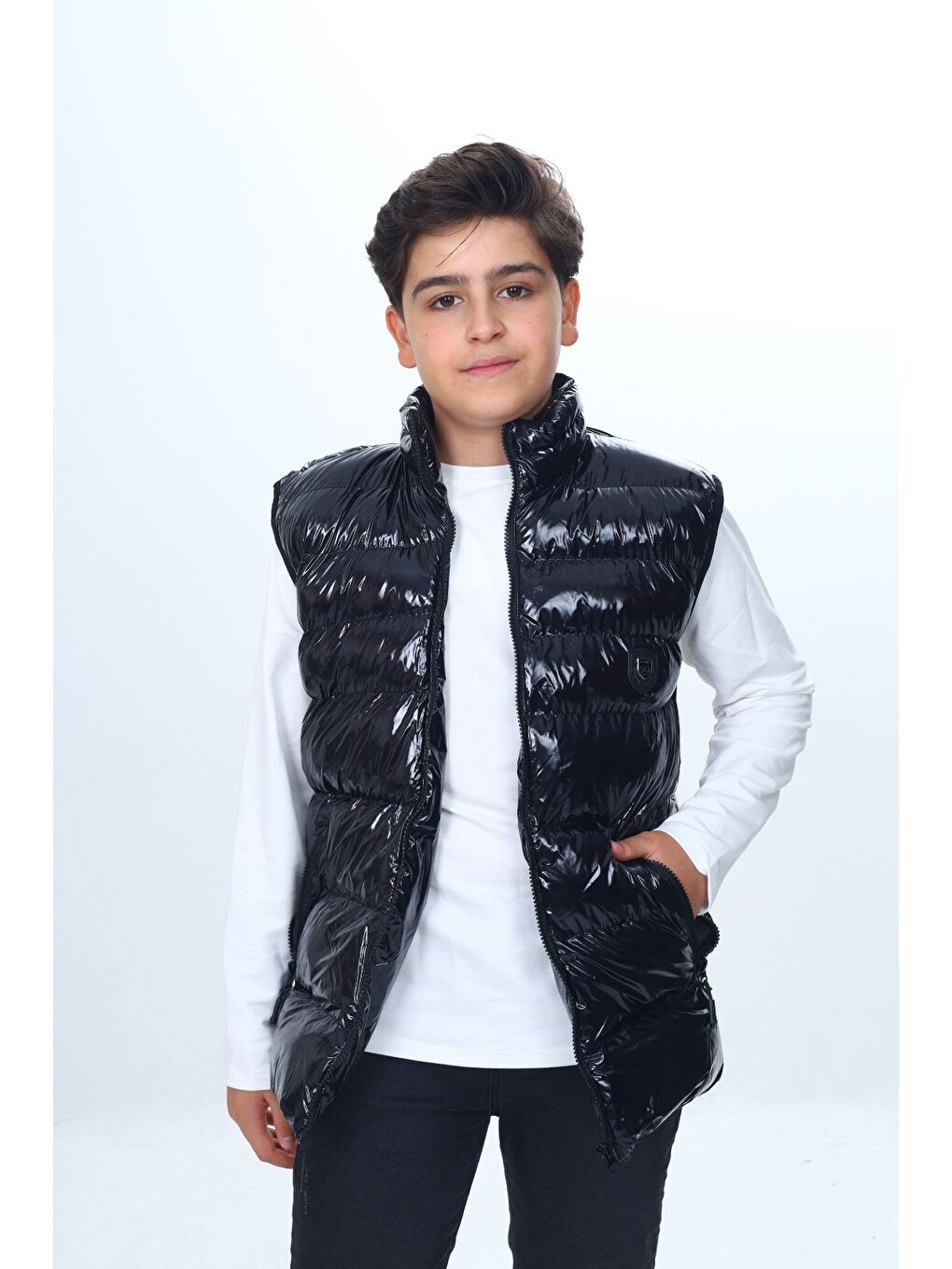 Siyah Erkek Çocuk Parlak Görünümlü Göğsü Armalı Yelek