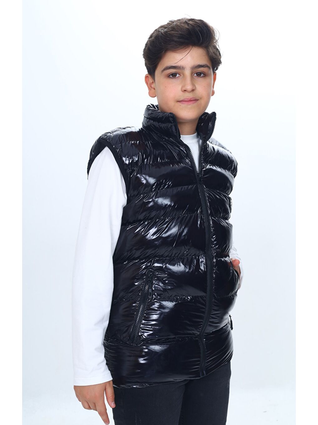 Siyah Erkek Çocuk Parlak Görünümlü Göğsü Armalı Yelek-1