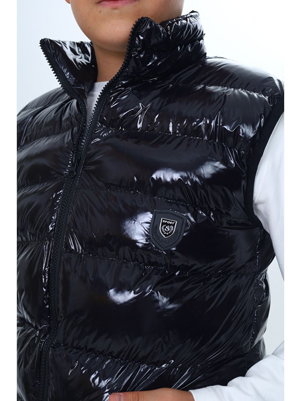 Siyah Erkek Çocuk Parlak Görünümlü Göğsü Armalı Yelek-2