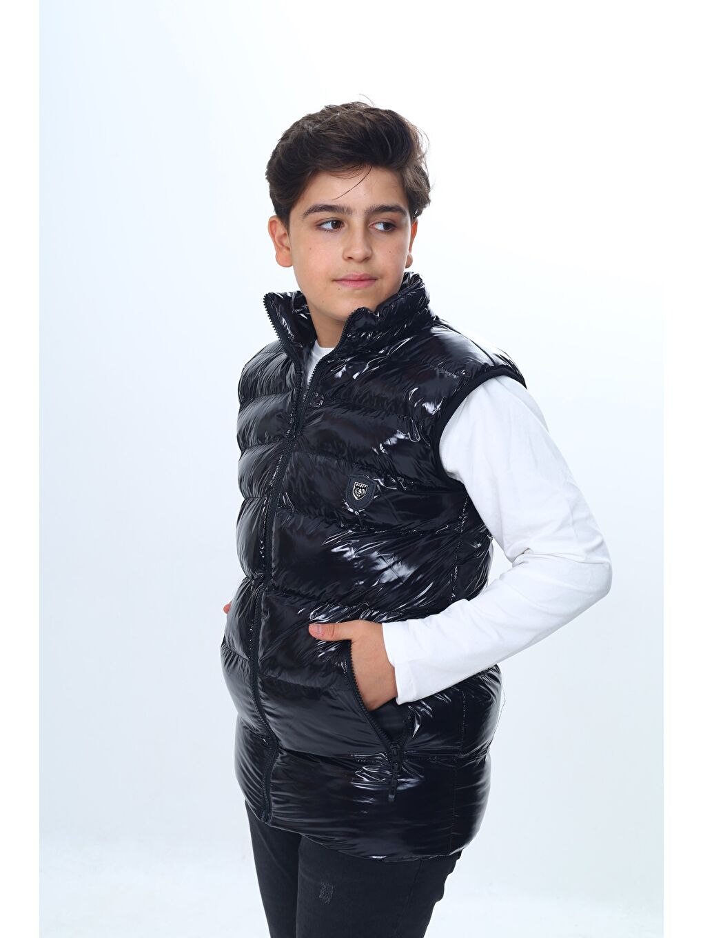 Siyah Erkek Çocuk Parlak Görünümlü Göğsü Armalı Yelek-3