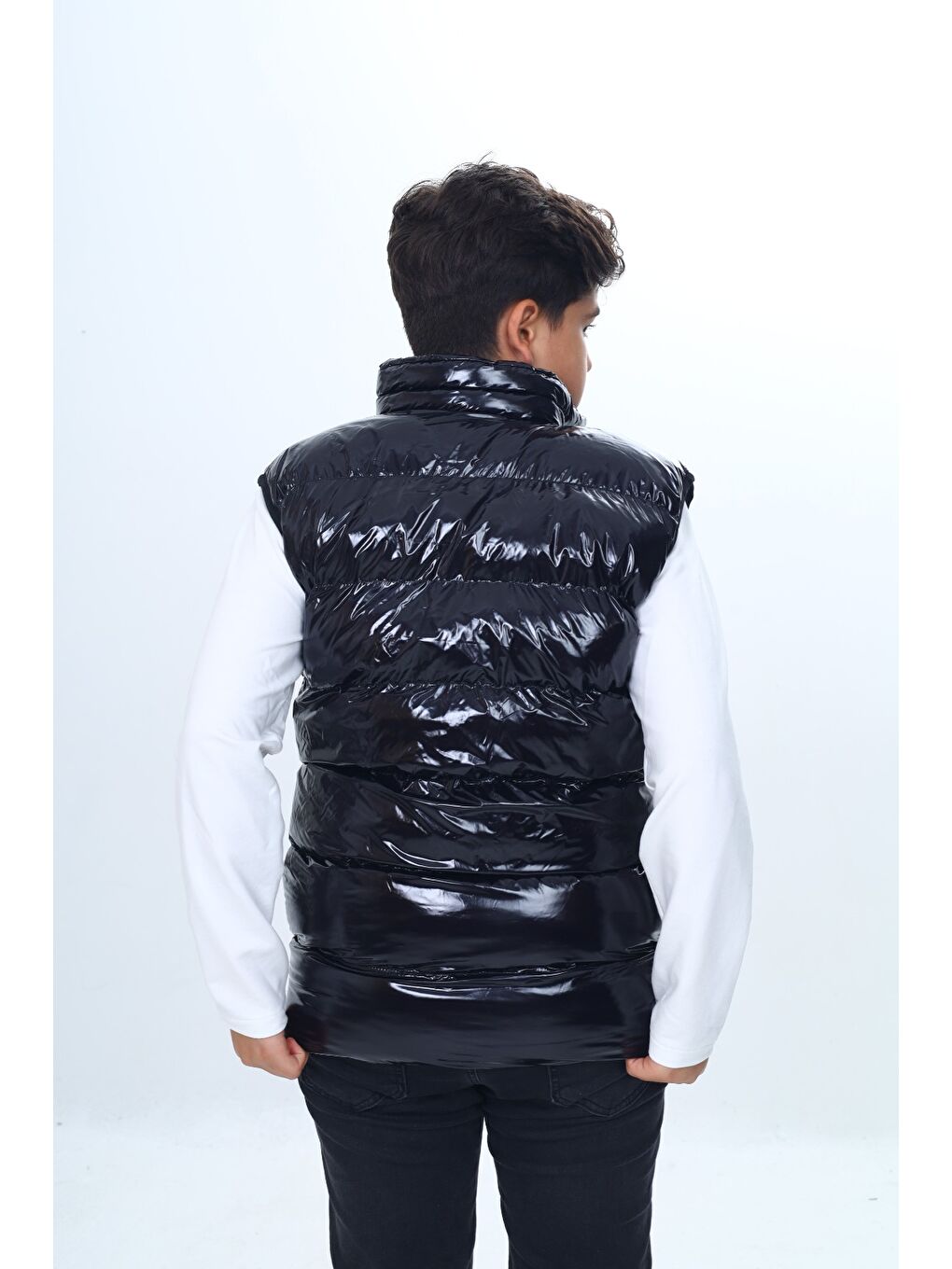 Siyah Erkek Çocuk Parlak Görünümlü Göğsü Armalı Yelek-4