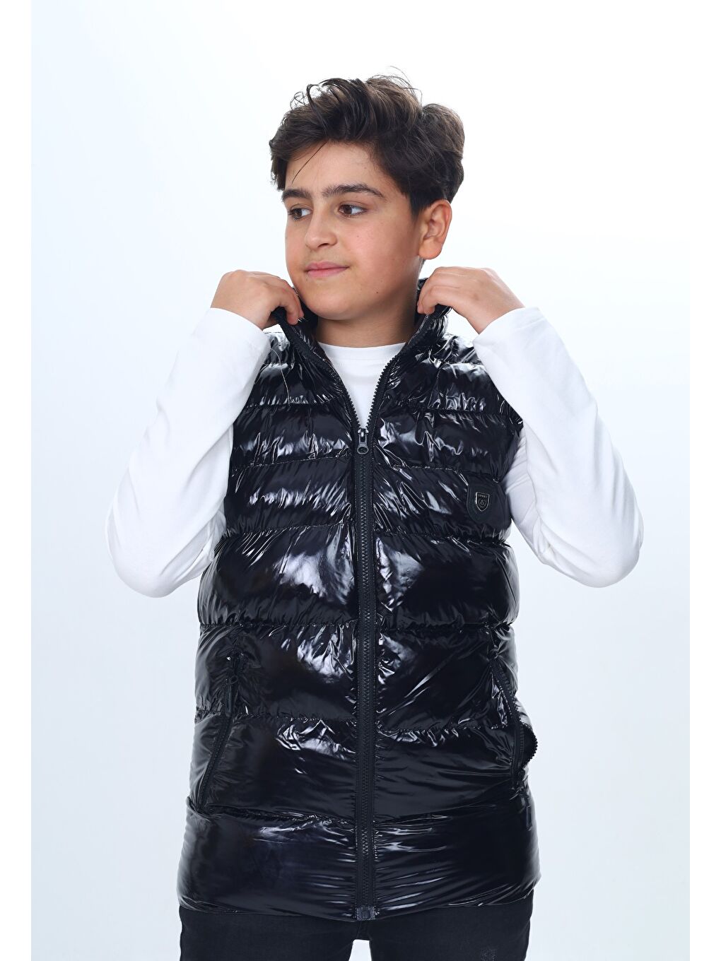 Siyah Erkek Çocuk Parlak Görünümlü Göğsü Armalı Yelek-5