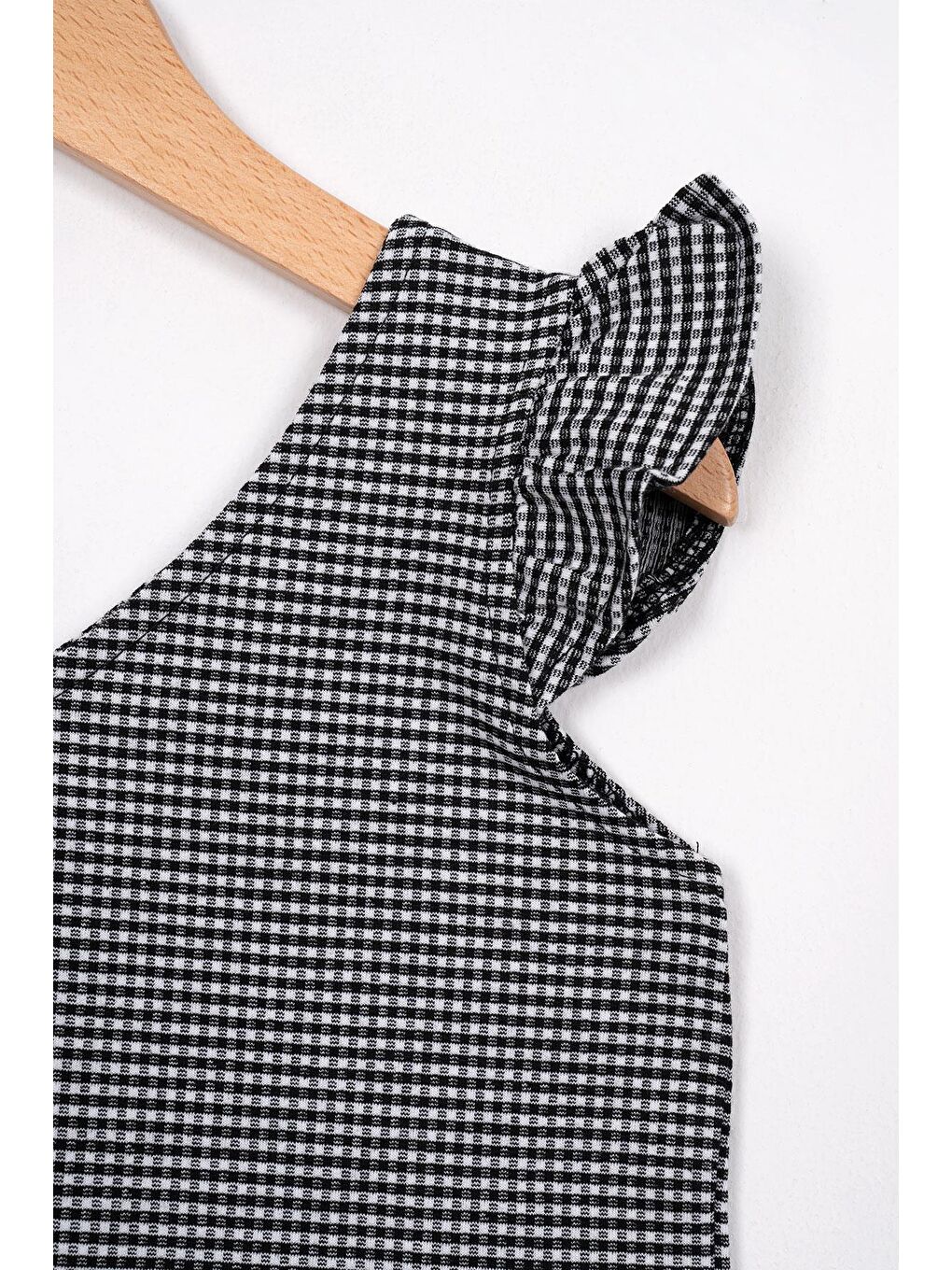 Siyah V Yaka Fırfır Detaylı Kız Çocuk Şortlu Takım-1