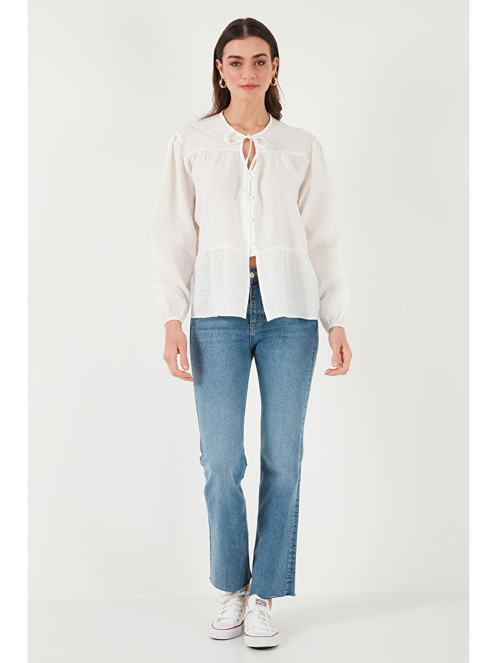 Beyaz Oversize Fit Balon Kol Bağlamalı Yaka Detaylı Kadın Gömlek 6772618-2