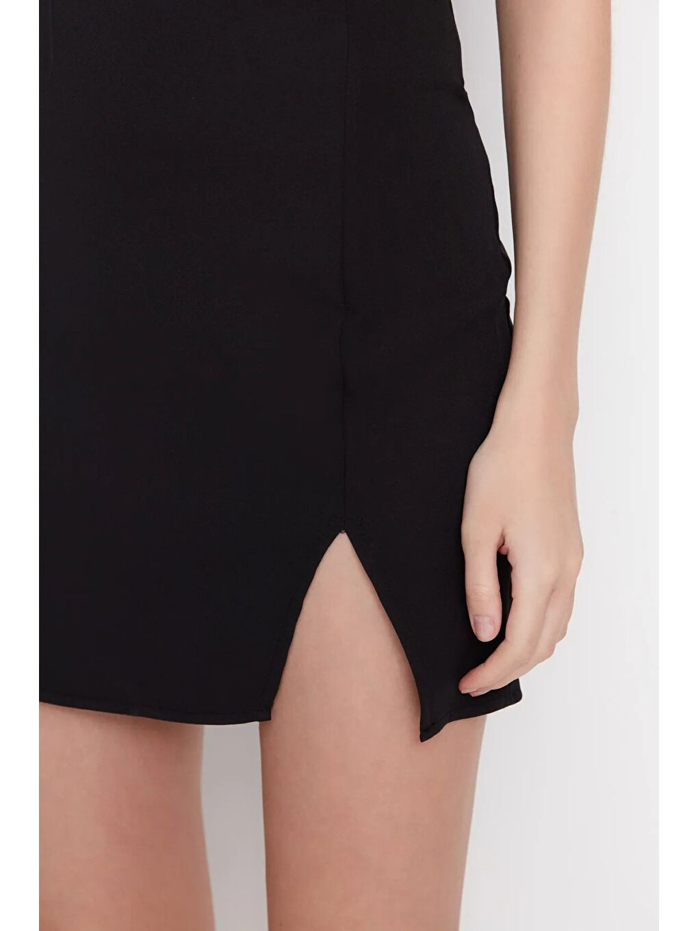 Siyah Yırtmaç Detaylı Dokuma Etek-2