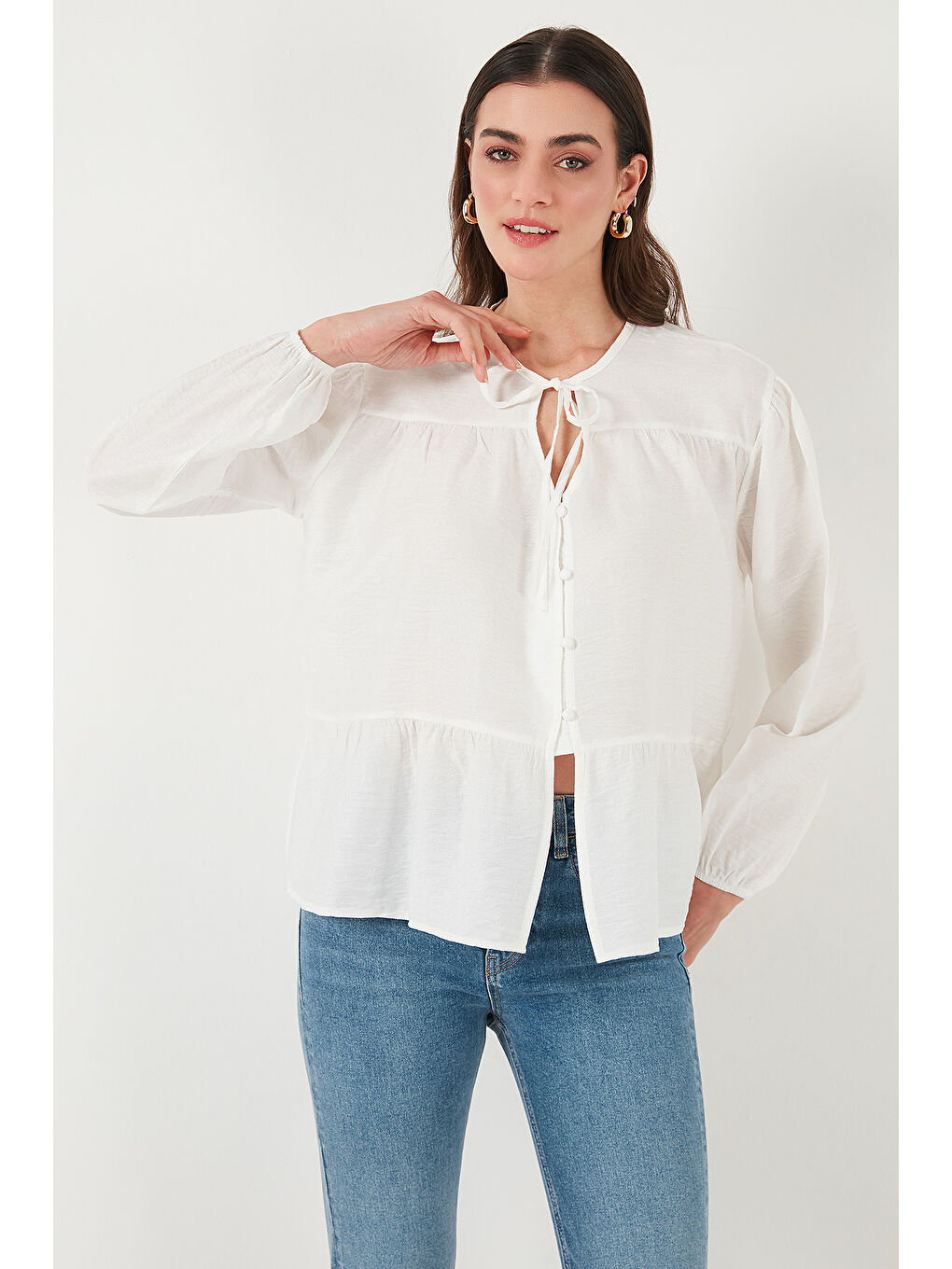 Beyaz Oversize Fit Balon Kol Bağlamalı Yaka Detaylı Kadın Gömlek 6772618-3