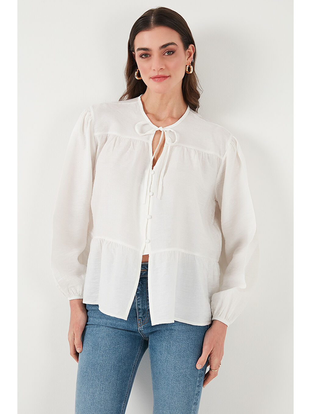 Beyaz Oversize Fit Balon Kol Bağlamalı Yaka Detaylı Kadın Gömlek 6772618-4