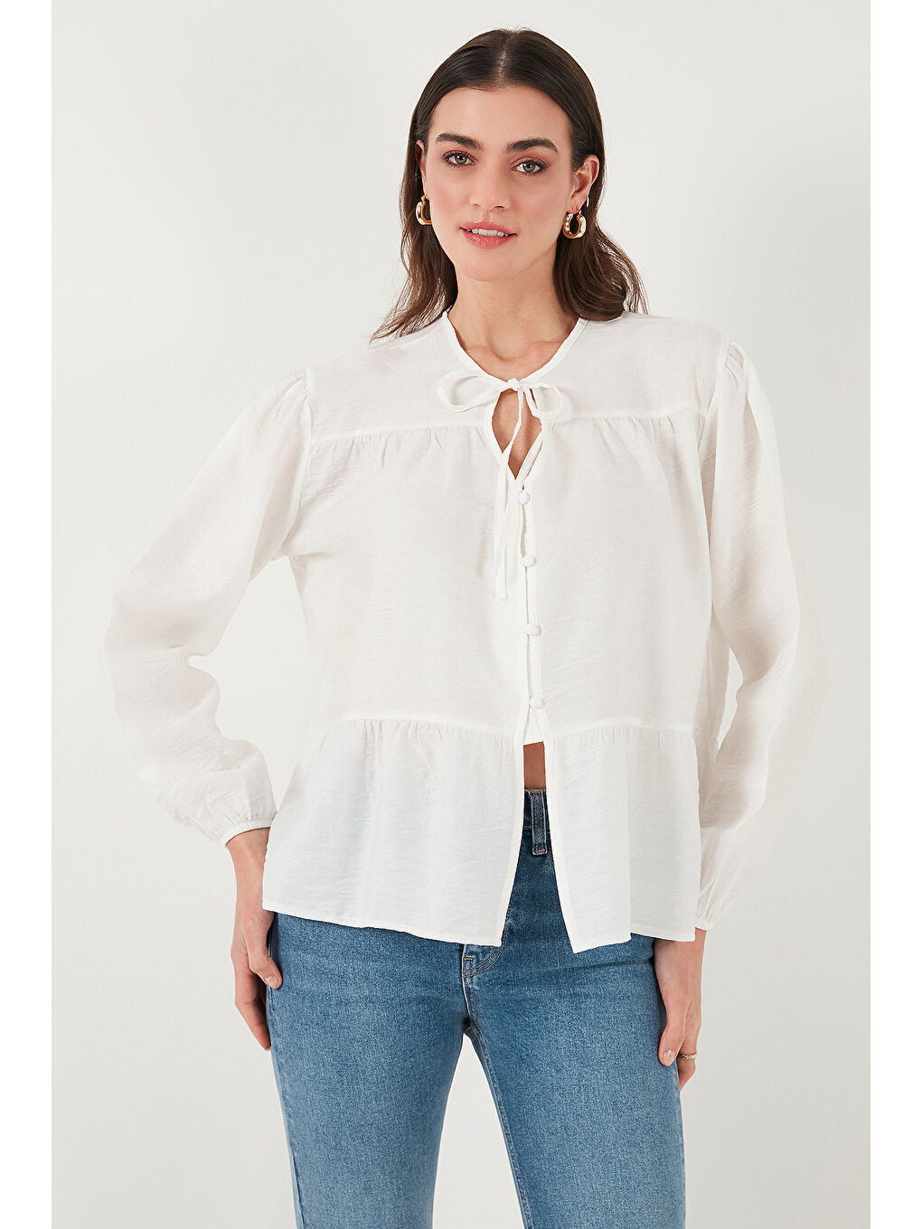 Beyaz Oversize Fit Balon Kol Bağlamalı Yaka Detaylı Kadın Gömlek 6772618-5