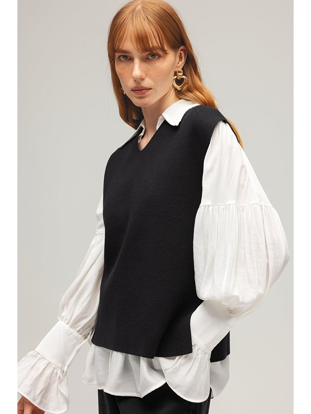 Siyah Kadın V Yaka Oversize Triko Süveter – Yan Yırtmaçlı Tasarım