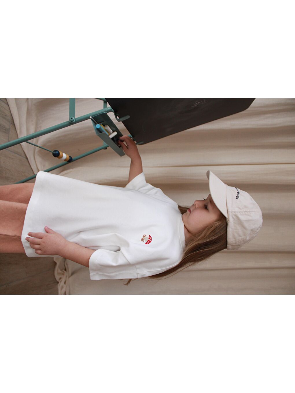 Beyaz Mantar Nakışlı Oversize T-Shirt