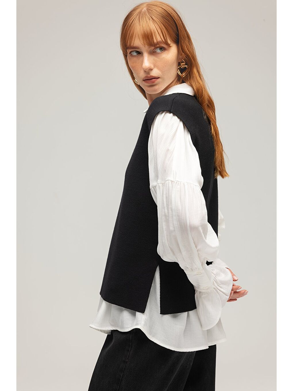 Siyah Kadın V Yaka Oversize Triko Süveter – Yan Yırtmaçlı Tasarım-1