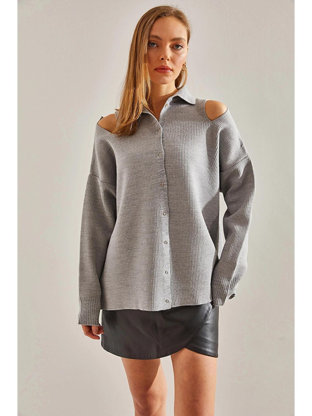 Gri Kadın Omuz Dekolteli Yakalı Triko Hırka-2