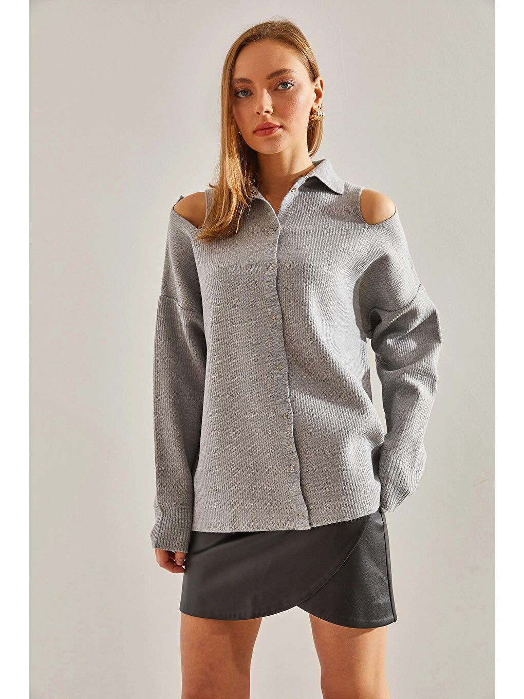 Gri Kadın Omuz Dekolteli Yakalı Triko Hırka-3