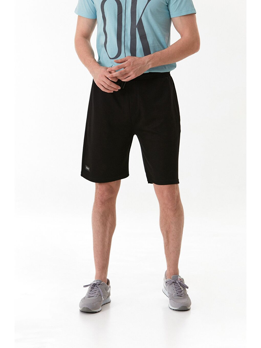 Siyah Beli Lastikli Armalı Penye Şort-1