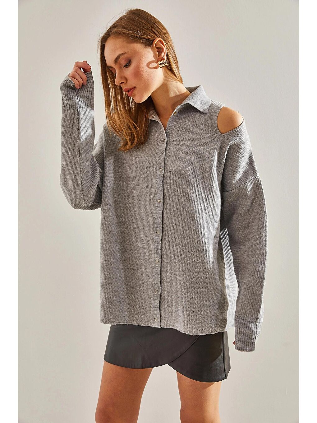 Gri Kadın Omuz Dekolteli Yakalı Triko Hırka-4