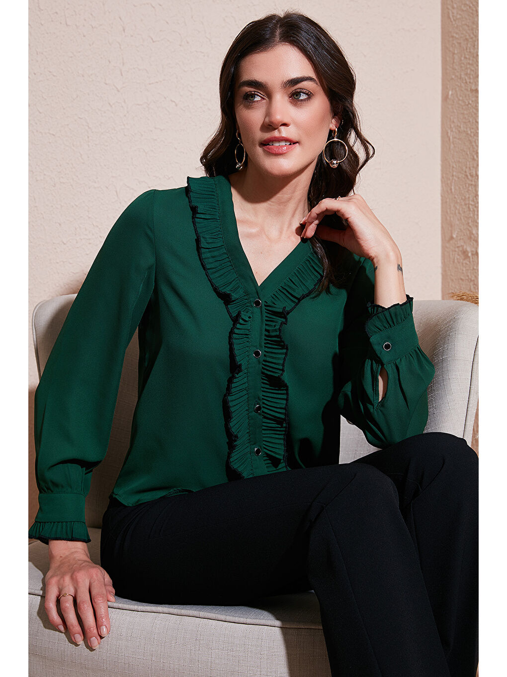 Yeşil Standart Fit V Yaka Fırfırlı Uzun Kollu Kadın Gömlek 611Go00341
