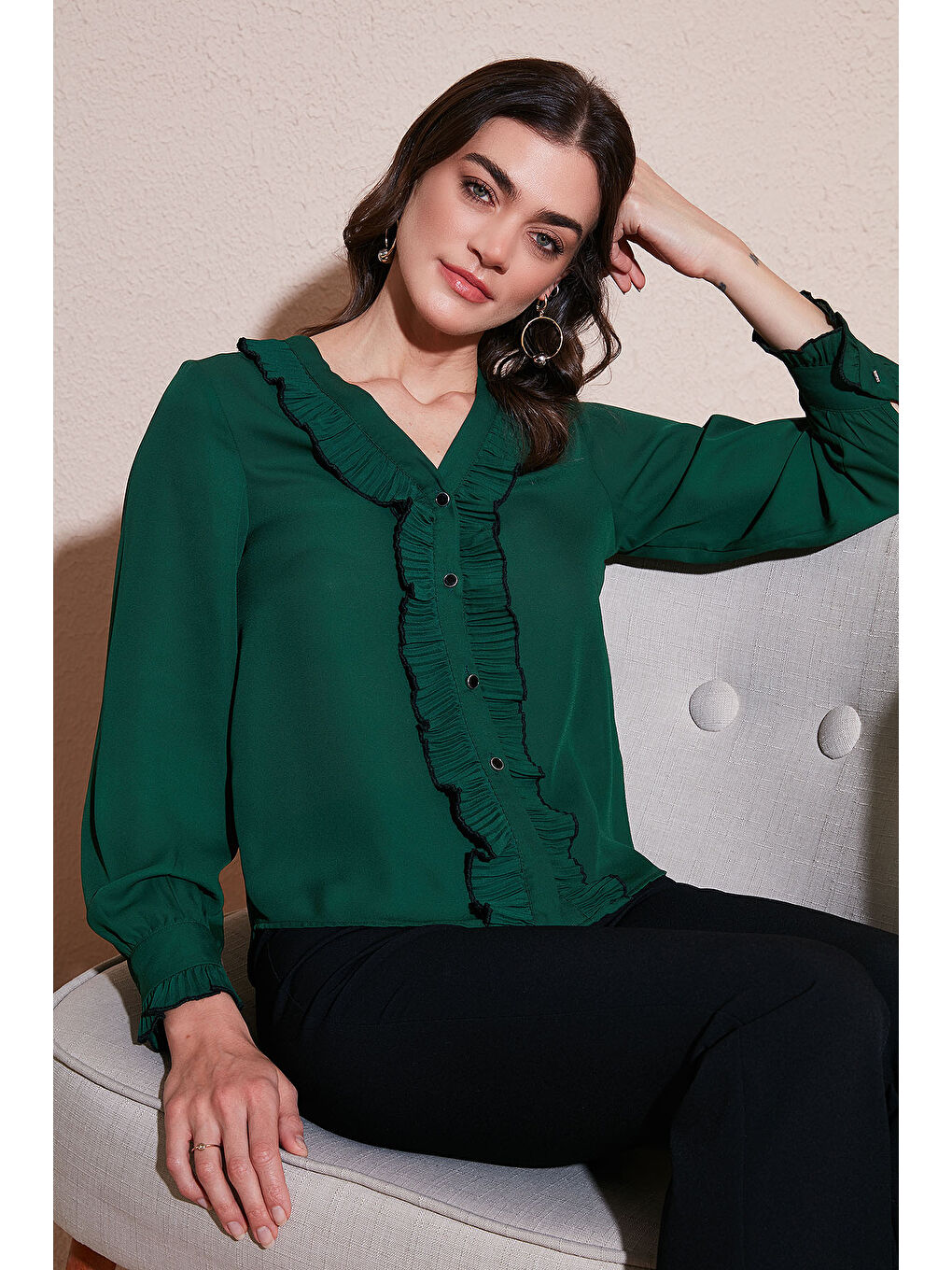 Yeşil Standart Fit V Yaka Fırfırlı Uzun Kollu Kadın Gömlek 611Go00341-1