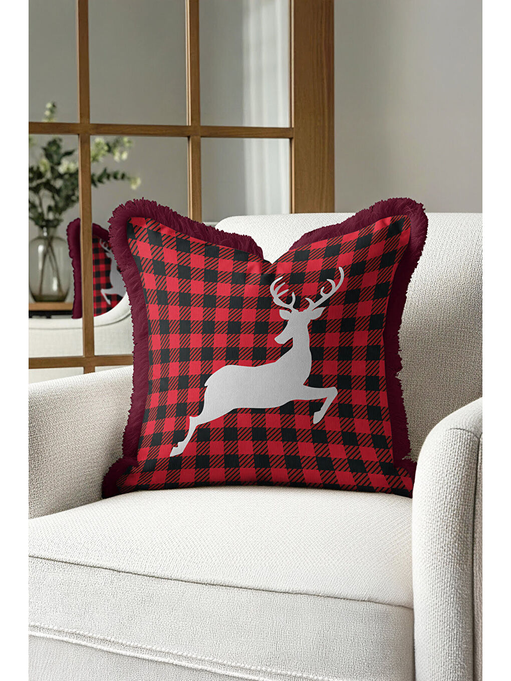 Karışık Kış Şıklığı Kareli Saçaklı Yastık Kılıfı - Geyik Figürlü Rustik Kırmızı Püsküllü Kırlent Kılıfı-1