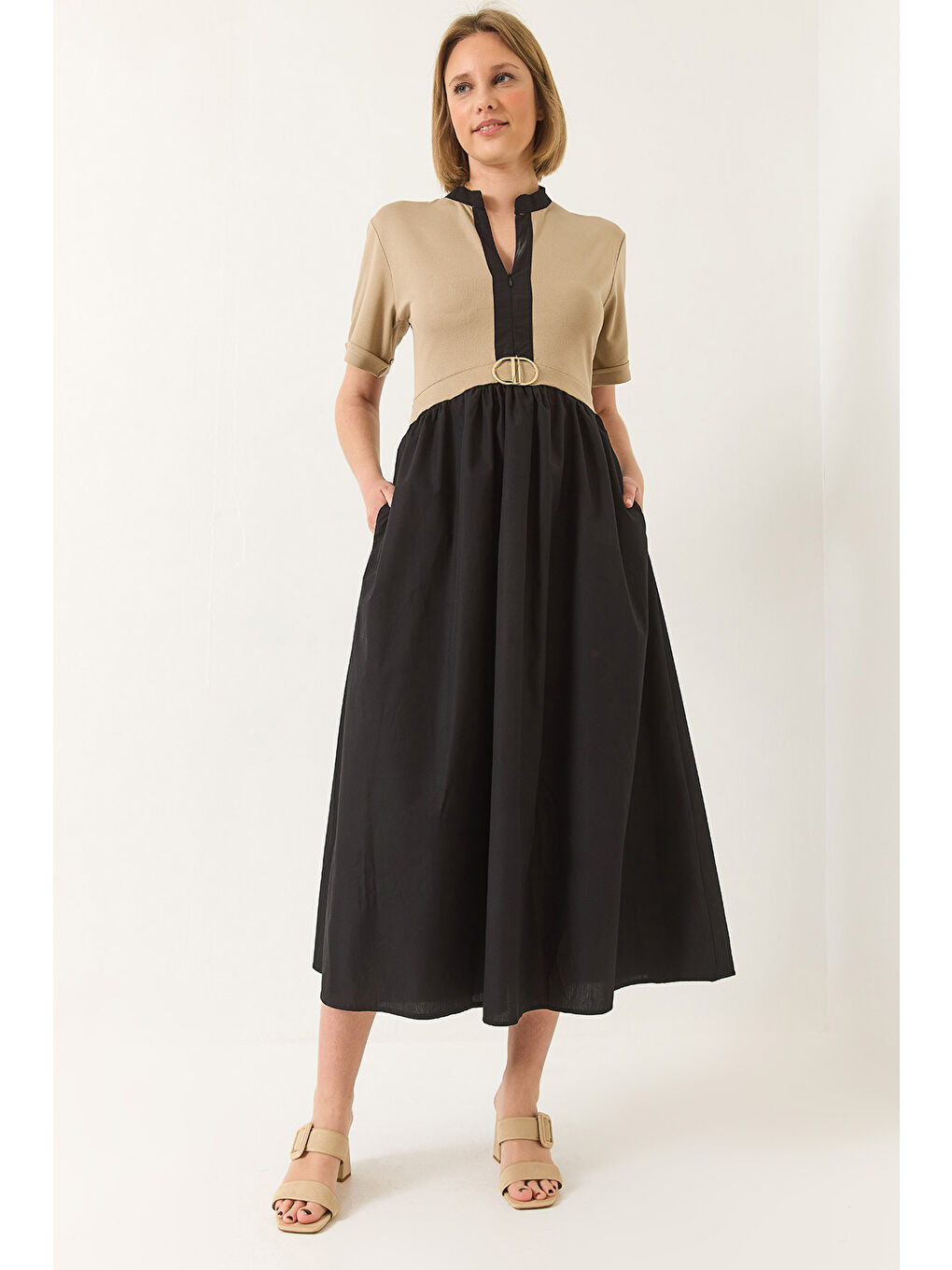 Bej Kadın Hakim Yaka Gizli Fermuarlı Cep Detaylı Kısa Kollu Aksesuarlı Uzun Elbise