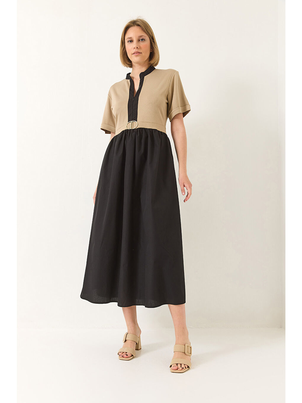 Bej Kadın Hakim Yaka Gizli Fermuarlı Cep Detaylı Kısa Kollu Aksesuarlı Uzun Elbise-1