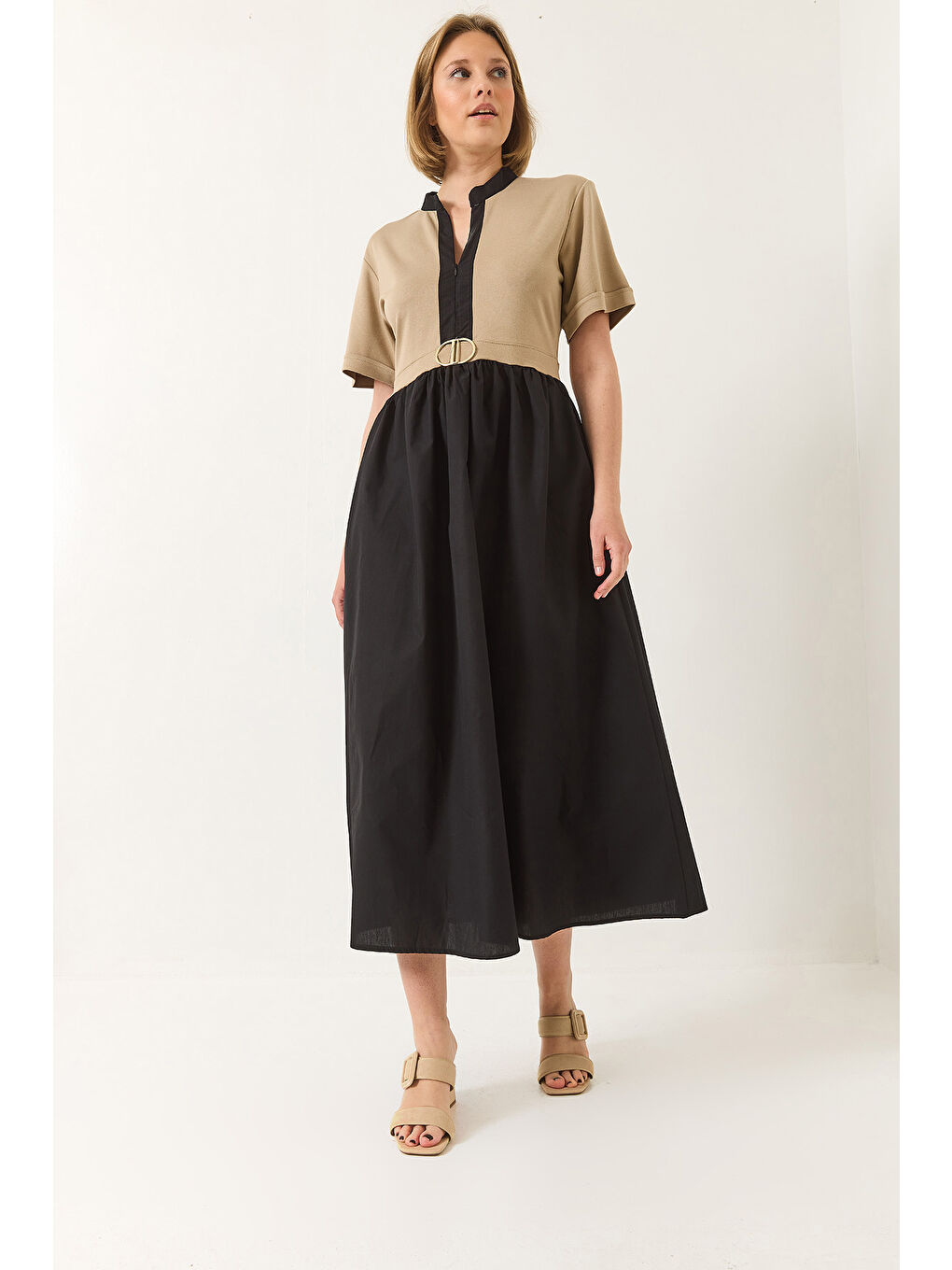 Bej Kadın Hakim Yaka Gizli Fermuarlı Cep Detaylı Kısa Kollu Aksesuarlı Uzun Elbise-2