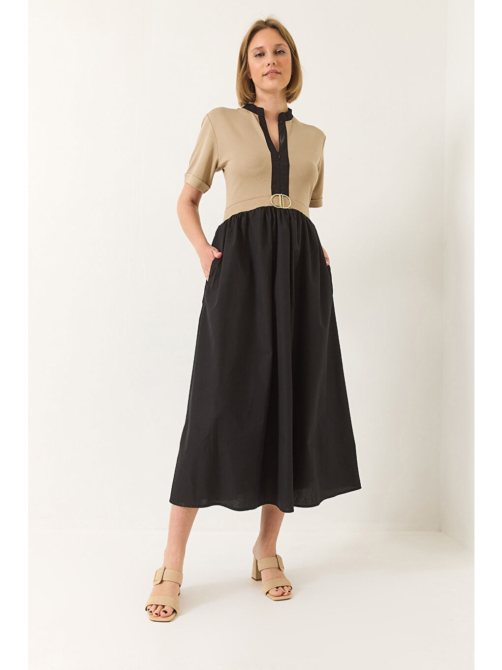 Bej Kadın Hakim Yaka Gizli Fermuarlı Cep Detaylı Kısa Kollu Aksesuarlı Uzun Elbise-3