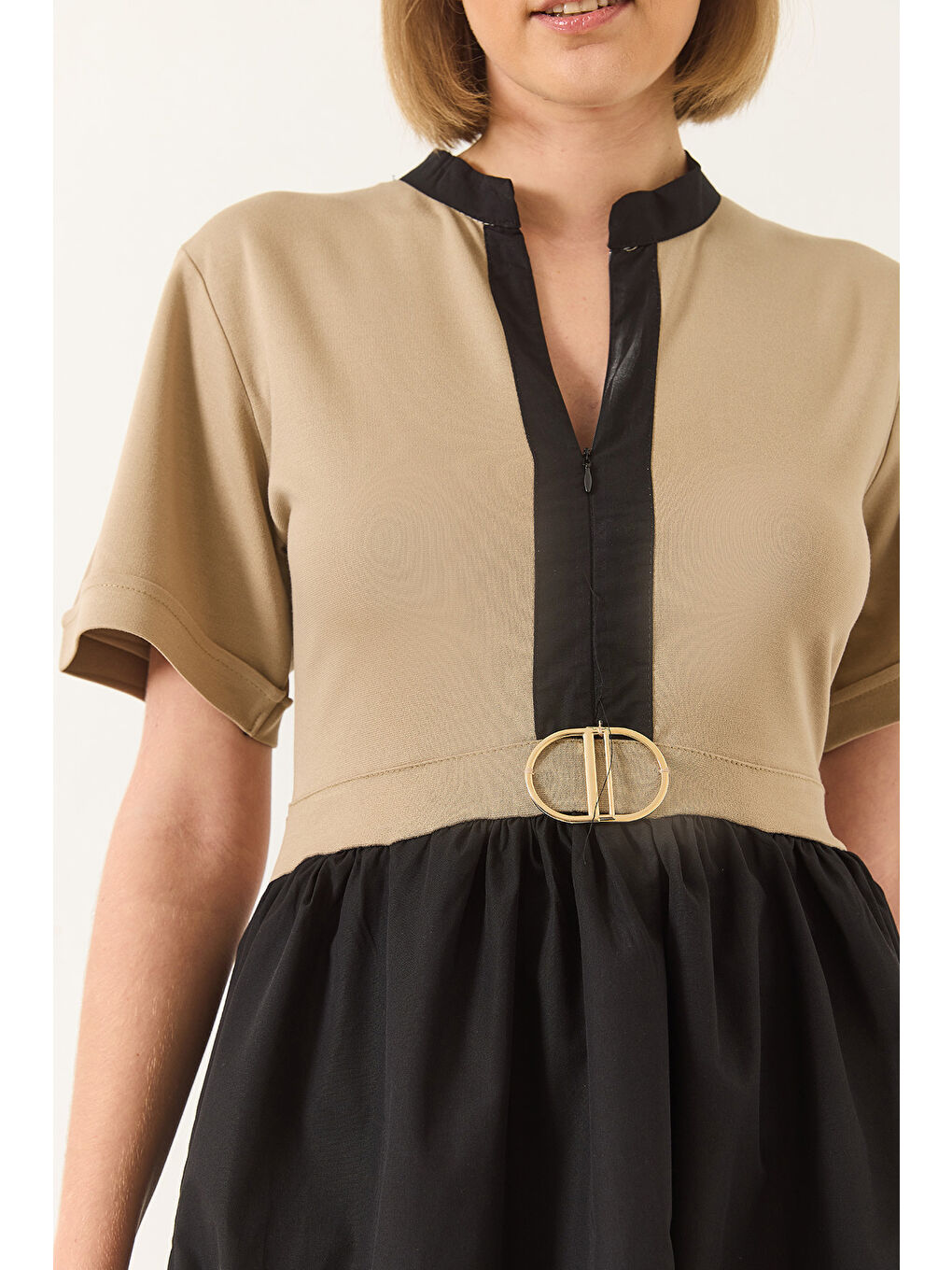 Bej Kadın Hakim Yaka Gizli Fermuarlı Cep Detaylı Kısa Kollu Aksesuarlı Uzun Elbise-4