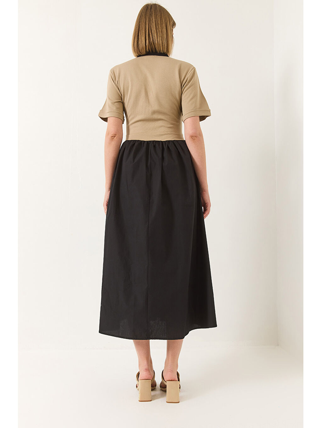 Bej Kadın Hakim Yaka Gizli Fermuarlı Cep Detaylı Kısa Kollu Aksesuarlı Uzun Elbise-5