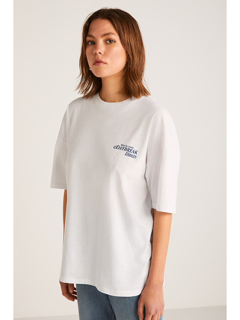 Fınola Kadın %100 Pamuk Oversize Ön Ve Arka Mavi Yazı Detaylı Kısa Kollu Beyaz T-shirt-1