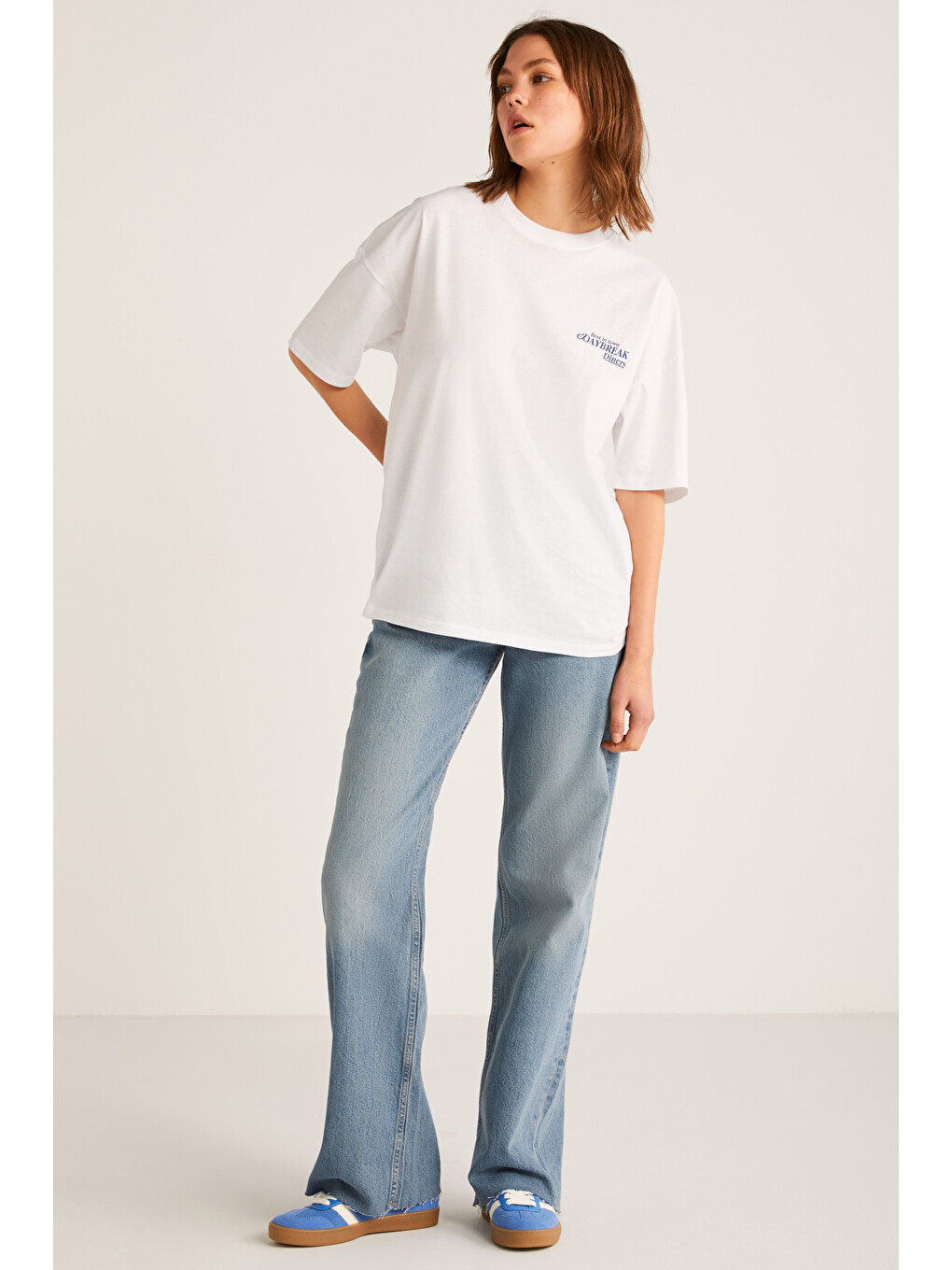 Fınola Kadın %100 Pamuk Oversize Ön Ve Arka Mavi Yazı Detaylı Kısa Kollu Beyaz T-shirt-2